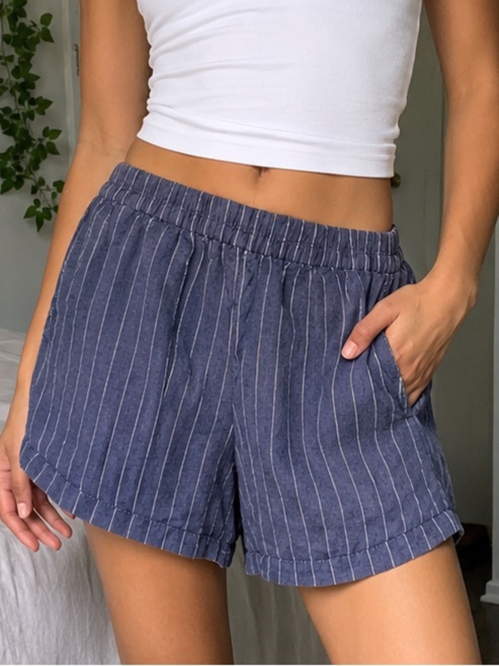 KUT from the Kloth Blue Pinstripe Elastic Waist Shorts Size 4